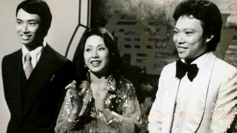 張菲( 右)、費玉清(左)兄弟與其姊費貞綾(中)。圖／聯合報系資料照（1978/11/16　張褔興攝影）