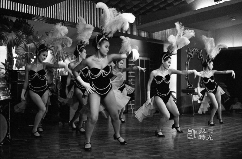 世界舞蹈團表演肯肯舞景象。圖／聯合報系資料照（1970-07-02　高鍵助攝影）