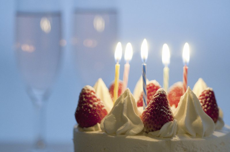 美國女子帶著自製的生日蛋糕到餐廳用餐，卻被另收費用。圖／Ingimage