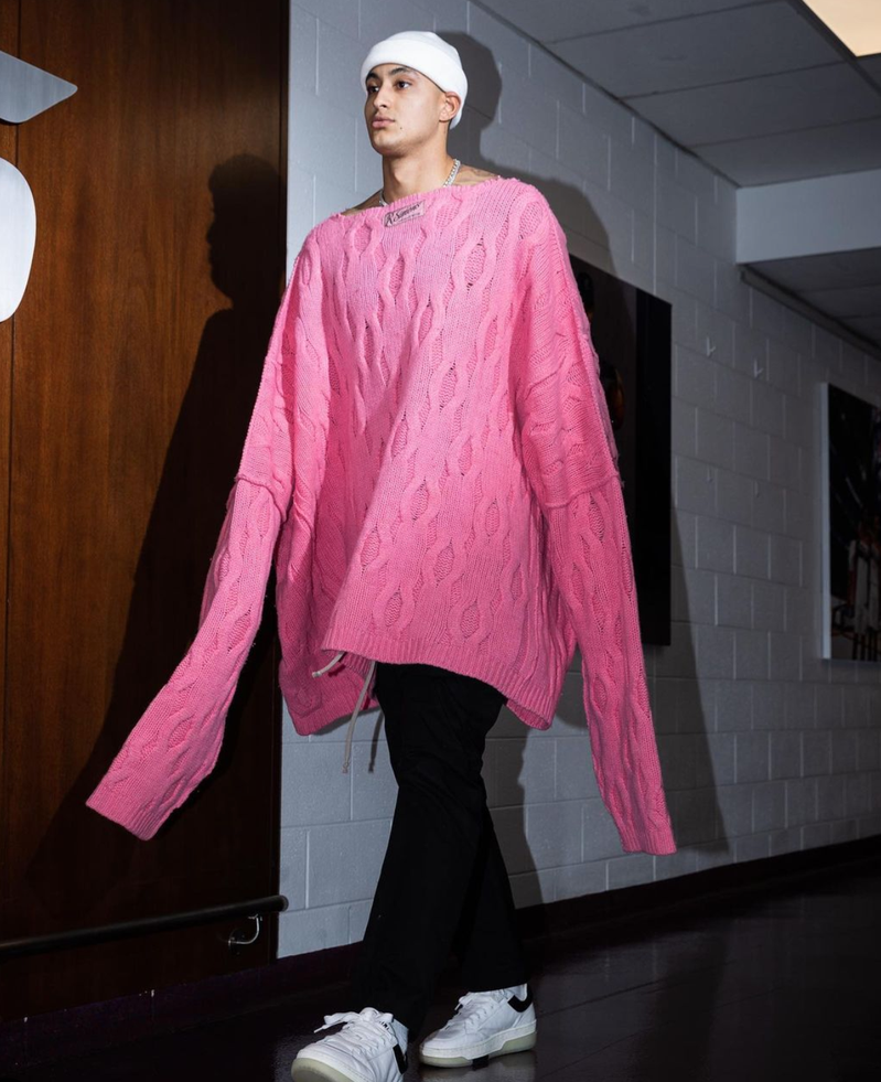 庫茲瑪過去穿搭「超大粉紅毛衣」就曾引發熱議截圖自Instagram／kuz
