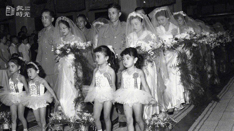 第一屆軍人集團結婚典禮七日於台北中山堂舉行，圖為會中儀式過程。圖／聯合報系資料照（1957/09/07　陳維在攝影）