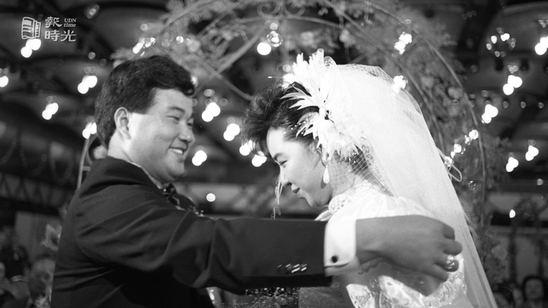 棒球全壘打好手趙士強，與華航空姐伍永文(右)在國賓飯店舉行婚禮的情形。圖／聯合報系資料照（ 1988/02/14　鍾豐榮攝影） 