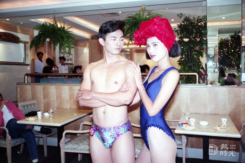 台北市西區百貨公司趁著七夕中國情人節，在一家西餐廳裡舉辦泳裝秀，提醒情人們別忘了買泳裝，吸引不少人參觀，是一個頗有趣的點子。圖／聯合報系資料照（1991/08/16　林建榮 攝影）