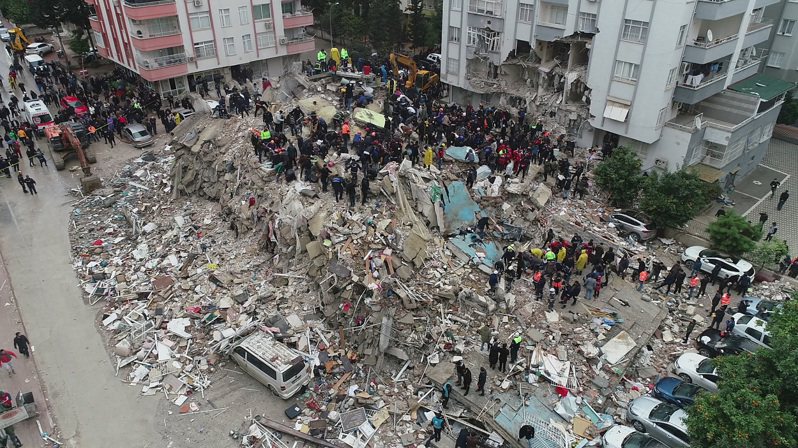 土耳其6日發生強震，搜救人員在阿達那省坍塌建築物的瓦礫堆中尋找倖存者。（路透）