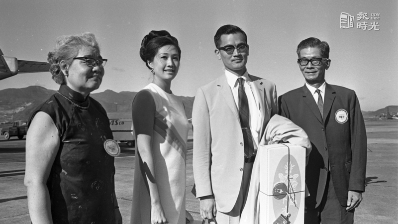 第三屆中國小姐方瑀（左二），於七日下午，和她的丈夫連戰（右二），搭乘日本航空公司班機，經香港飛返台北，圖為連戰父親前內政部長連震東（右一）至機場迎接。圖／聯合報系資料（1968/09/07　龍啟文攝影）