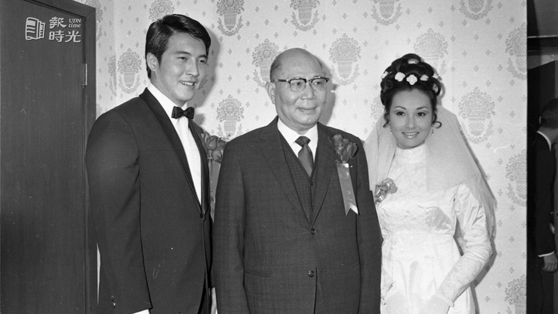 影星張美瑤、柯俊雄，廿五日在台北中泰賓館太平洋廳舉行婚禮，由周至柔(中)將軍福證。圖／聯合報系資料照（1970/01/25 龍啟文攝影）
