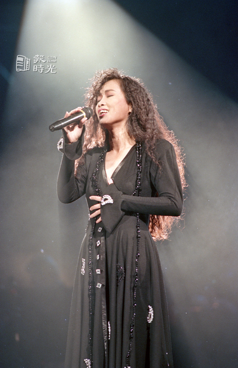 「天使與狼」演唱會，廿七日在台北市綜合體育場舉行，齊豫展現實力歌喉，深得台下歌迷心。圖／聯合報系資料照（1988/11/27　邱勝旺攝影） 