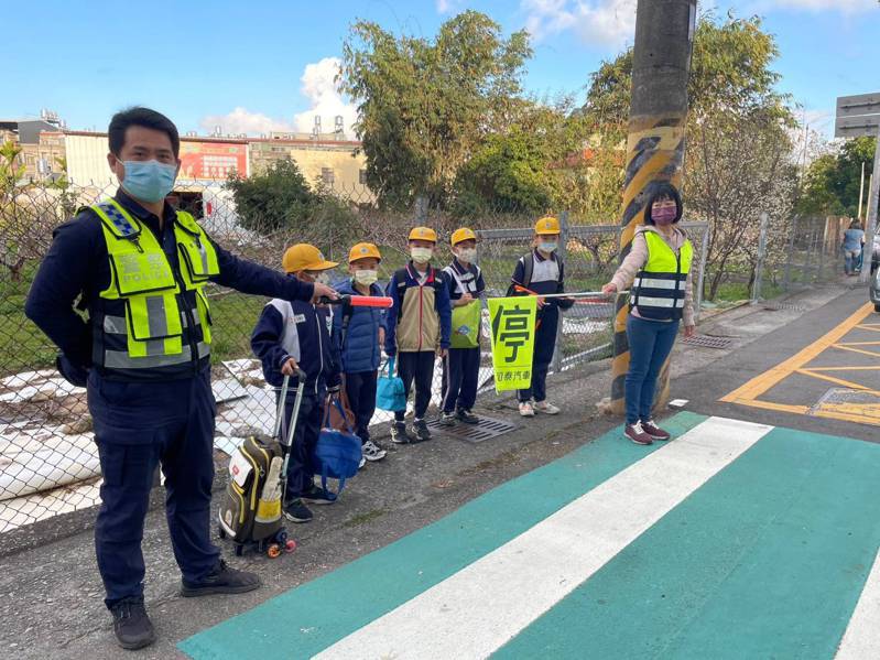 台中市東勢警分局員警今天和學校志工，一起維持學童上學交通安全。圖／警方提供