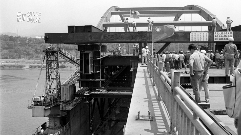 圖為施工人員正在興建關渡大橋最後一座鋼拱樑架設。圖／聯合報系資料照（1983/09/09　徐燦雄攝影） 