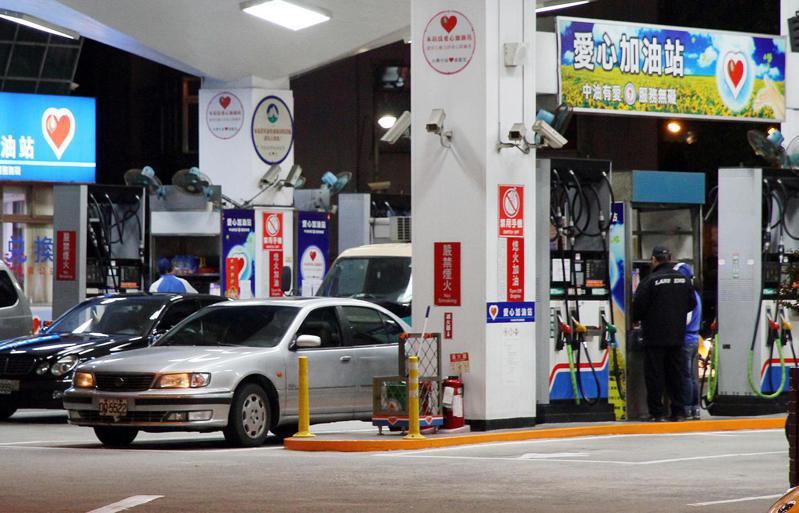 台灣中油宣布，自明（28）日凌晨零時起汽油調降0.1元、柴油調漲0.4元。聯合報系資料照