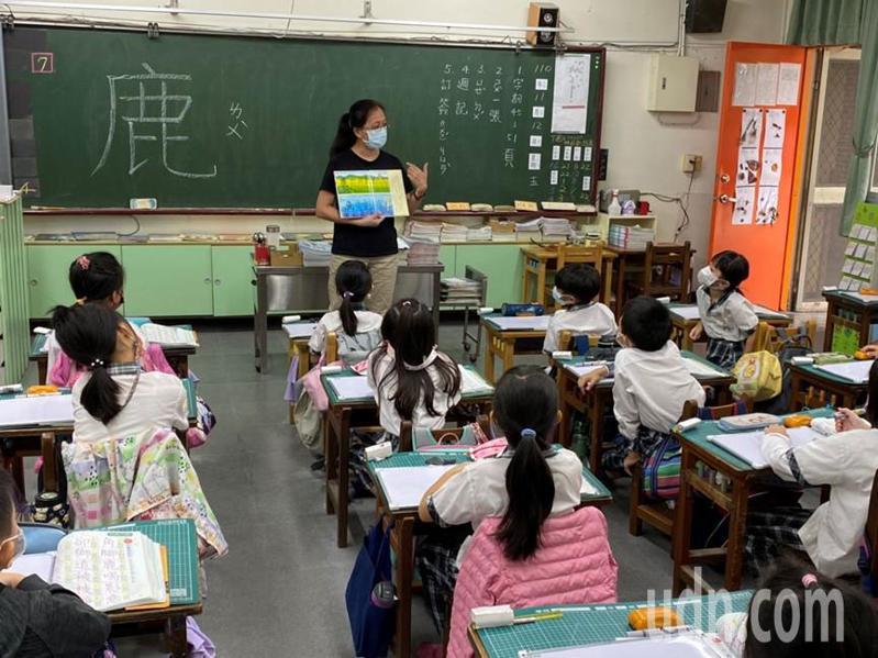台南市長黃偉哲宣布，即日起代理教師聘期改為全年。圖／教育局提供