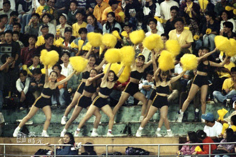 中日職棒國際邀請賽在台北市立棒球場舉行，巨人隊以7:4擊敗兄弟象，帶著五連勝的戰績返日。圖為啦啦隊熱情加油。圖／聯合報系資料照（1993/11/20 鍾豐榮攝影）