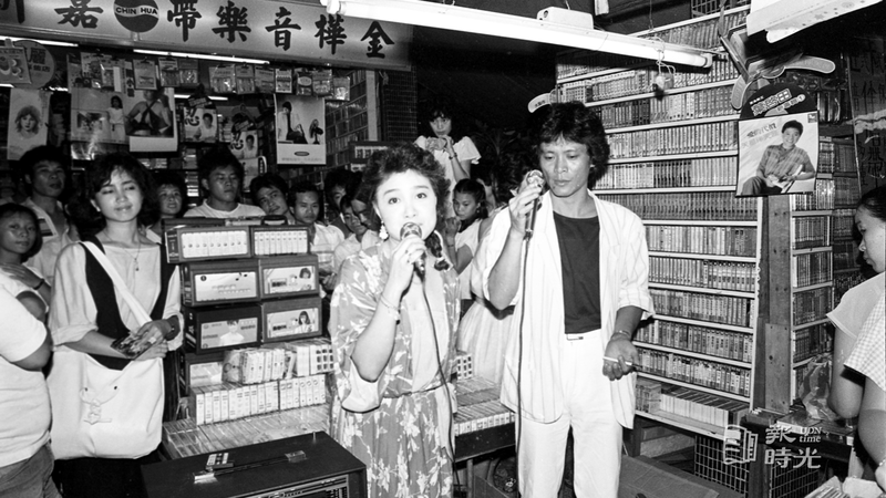 歌手陳盈潔、陳一郎為地攤音樂帶促銷演唱。圖／聯合報系資料照（1985/07/29）
