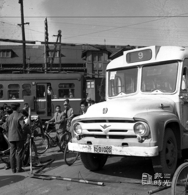 一輛北市公共汽車開進北門平交道上。圖／聯合報系資料照（ 1960/02/06　陳維在攝影） 