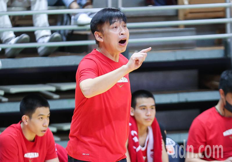 HBL高中籃球聯賽男子組八強賽，南山高中教練楊宜峰。記者余承翰／攝影