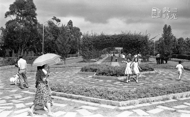 台北市榮星花園觀光的遊客。圖／聯合報系資料照（1976/05/30　高鍵助攝影） 
