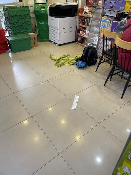 有網友表示，在全家超商看到3名學生佔用桌子，打電動還大呼小叫，外套、書包也亂丟在地上。 圖擷自臉書