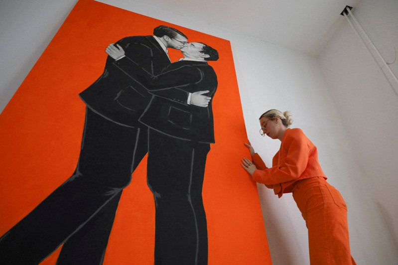 一名艺术家可能因一幅描绘科索沃总理和塞尔维亚总统接吻的画作，持续受到威胁，甚至死亡威胁。 图／路透(photo:UDN)