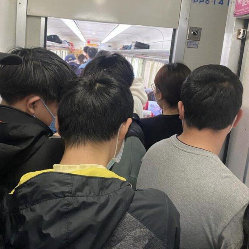 有網友在臉書上以「假日自強號買票的真的都智障」為題，發文怒批台鐵站票都未管制，導致車廂滿滿人潮。圖／擷取自PTT