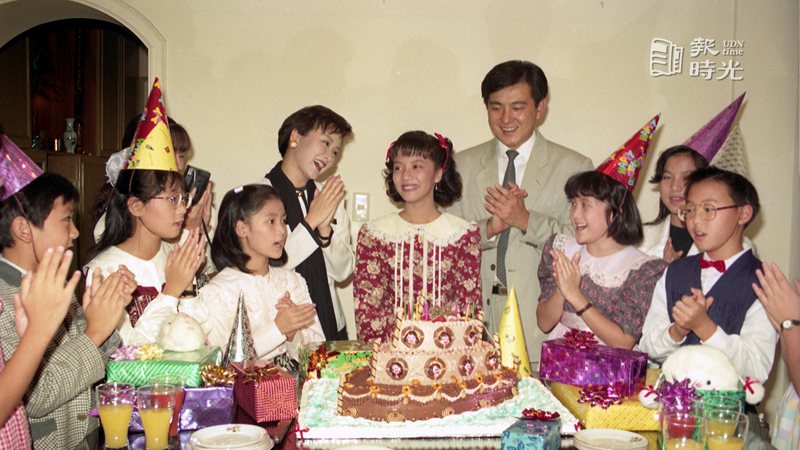 「巧克力戰爭」開鏡，許佩容（左五）、李淑禎（中）及文帥（右四）銀幕慶生。 圖／聯合報系資料照（1991/10/17）
