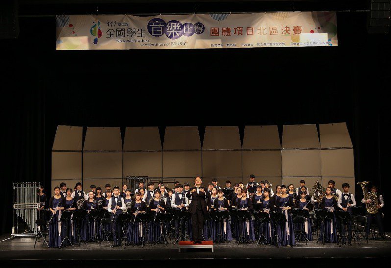 台北市中正國中管樂團在台上演出。圖／家長後援會提供