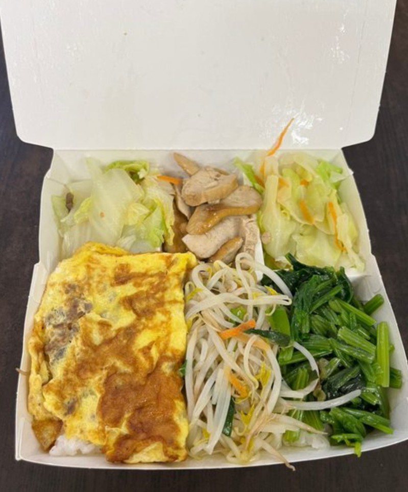 一名網友分享他在新竹買到的60元便當，裡面有6樣菜色，還有滿滿的菜圃蛋。圖擷自PTT