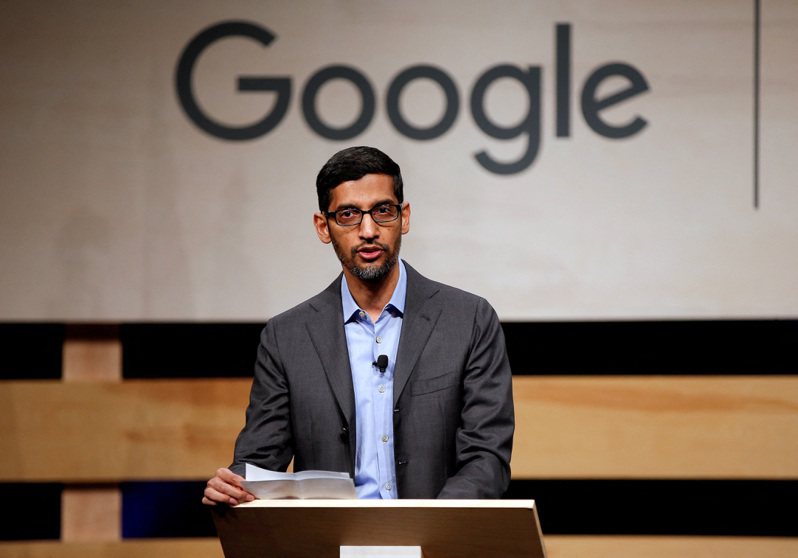 Google执行长皮伽（Sundar Pichai）为针对云端事业的员工实施新的共用办公桌措施辩护。路透(photo:UDN)
