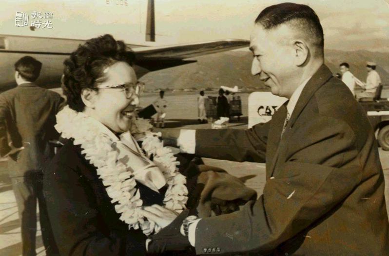 代表我國婦女出席夏威夷婦女公民領導責任研討會的吳舜文教授(左)昨返台。圖為其夫裕隆汽車公司董事長嚴慶齡在機場獻花。圖／聯合報系資料照（1980/11/29 攝影：陳明輝）