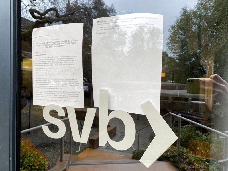 硅谷银行（SVB）因爆发存款户挤兑而不支倒闭，10日门口贴出公告。图／路透(photo:UDN)