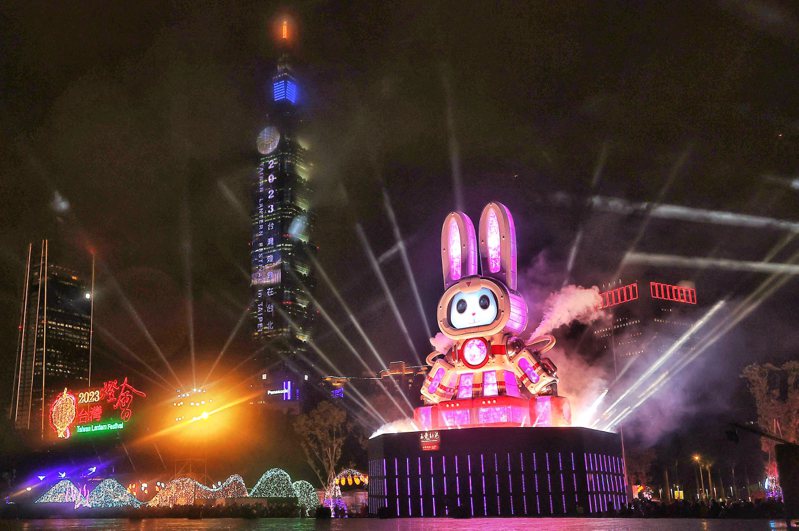 今年台灣燈會主燈「玉兔壯彩」由台灣藝術家李明道操刀設計，機器人造型的科技玉兔身著太空裝，未來感十足。本報系資料照／記者葉信菉攝影