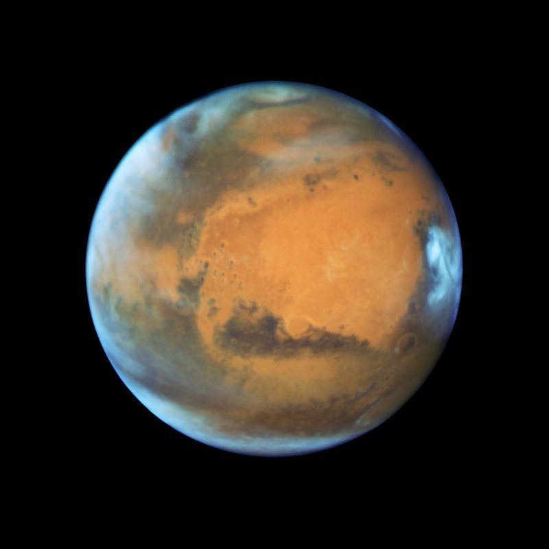 紅色火星是表面富含氧化鐵的塵土飛揚到空中造成的。（圖／路透）