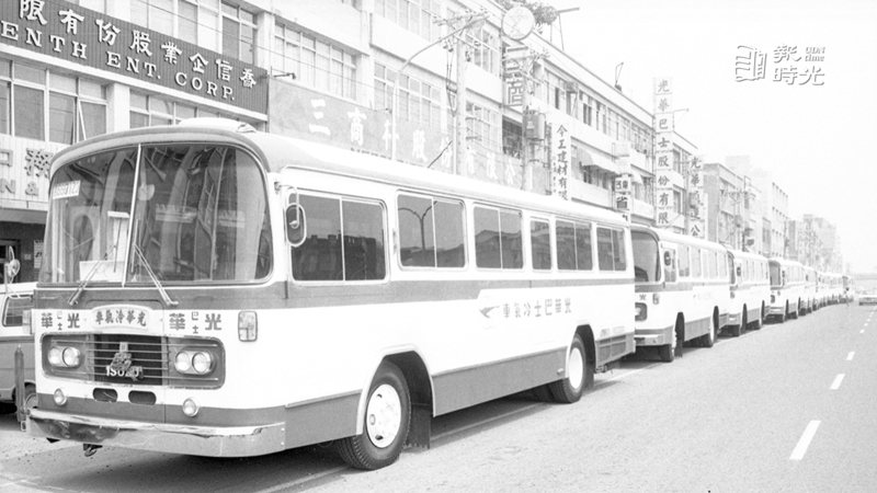 台北市光華巴士公司新出廠的十部大型冷氣公車，十六日自台南裝配廠開到台北，準備行駛天母至台北的直達車路線。圖／聯合報系資料照（1980/07/16  龍啟文攝影）