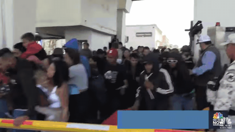 数百名要由委内瑞拉人组成的移民，12日试图硬闯美国与墨西哥交界边关。(撷自NBC画面)(photo:UDN)