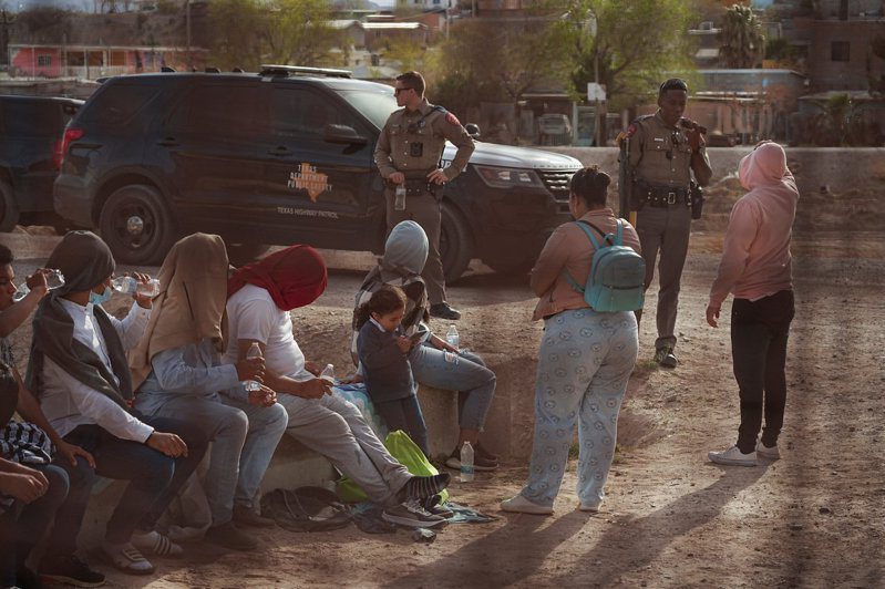 数百名要由委内瑞拉人组成的移民，12日试图硬闯美国与墨西哥交界边关。(路透)(photo:UDN)