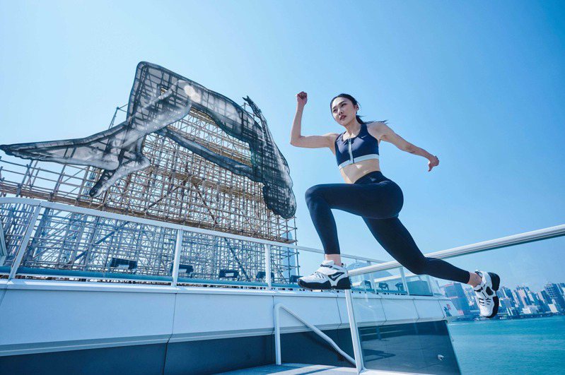尖沙咀又有巨型藝術品出現，來自法國藝術家JR的作品，主題是勾畫巨型跳高運動員跳起的瞬間。圖自Discover Hong Kong Facebook