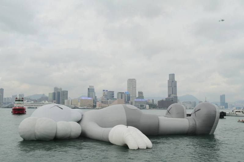 網民指之前所擺放的KAWS展品亦感覺不吉利。(香港01資料圖片)