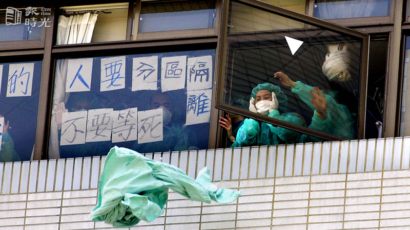 和平醫院SARS疫情持續升高，B棟七樓的病患家屬不滿被隔離，丟床單抗議。圖／聯合報系資料照（2003/04/27　胡國威攝影）
