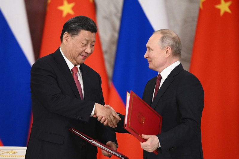 中国国家主席习近平(左)与俄罗斯总统普亭(右)签署联合声明，强调通过和谈解决乌克兰危机，「双方反对任何未经联合国安理会授权的单边制裁」。 （美联社）(photo:UDN)