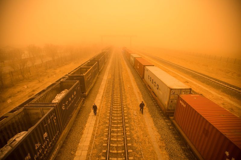 今年規模最大的沙塵暴襲擊中國大陸北方十八個省區市，圖為內蒙古二連浩特廿一日漫天黃沙的景象。（法新社）