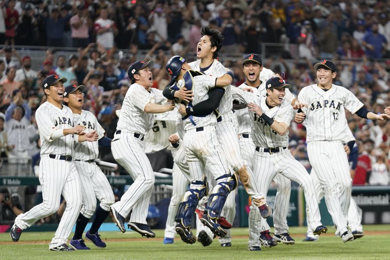 日本在世界棒球經典賽奪冠，有經濟學家預估，這次冠軍將會帶來650億日圓(約新台幣150億元)的經濟效益。 美聯社