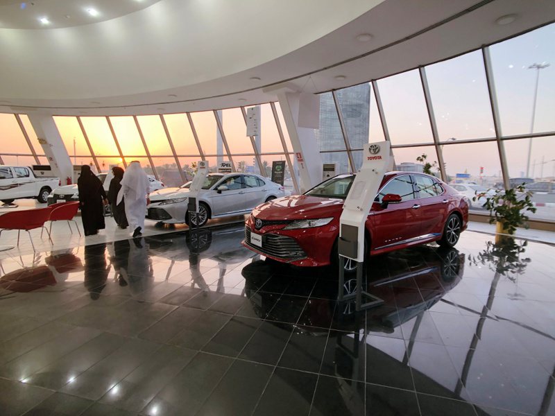 Toyota在沙乌地阿拉伯的经销商内，展售Camry油电混合车。  路透(photo:UDN)