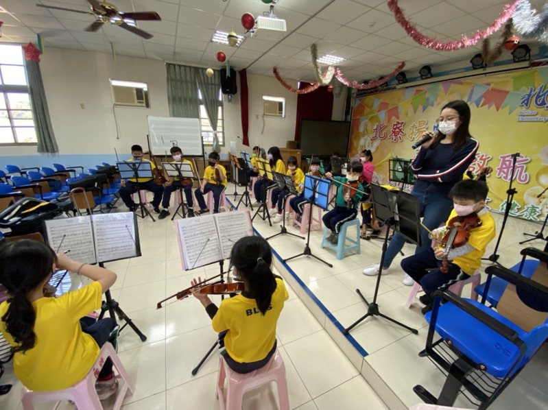 台南市南化區北寮國小周三下午有小提琴社團課程，由左鎮國小音樂老師來教授。圖／北寮國小提供