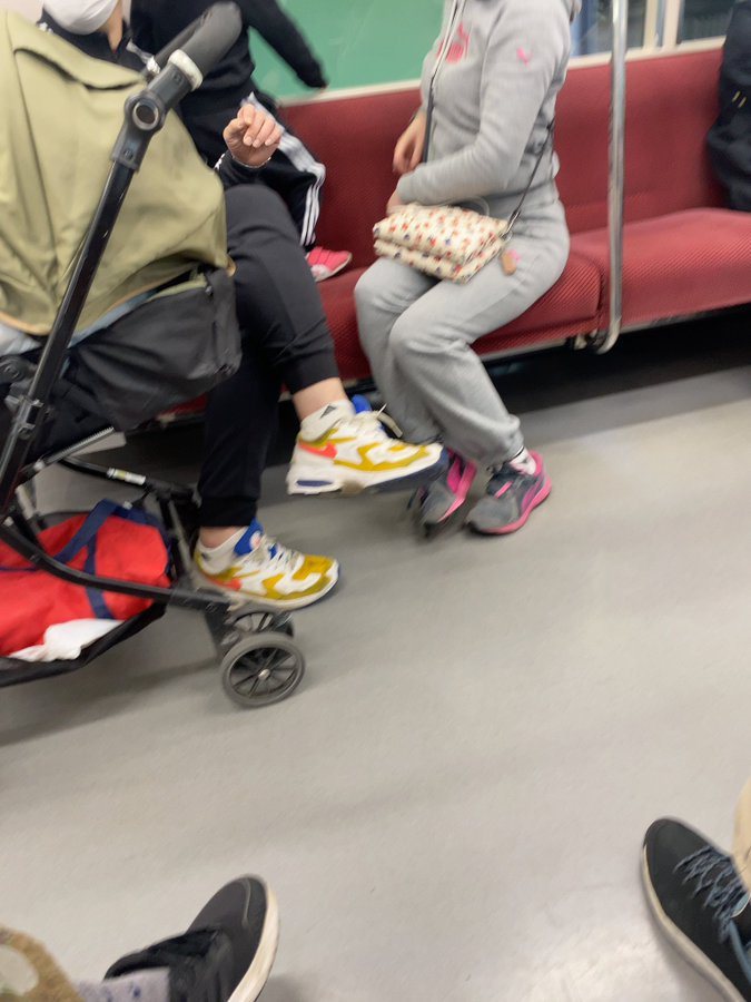 一對父母放任孩子穿鞋踩踏電車座椅。圖擷自@rougemagic7187推特