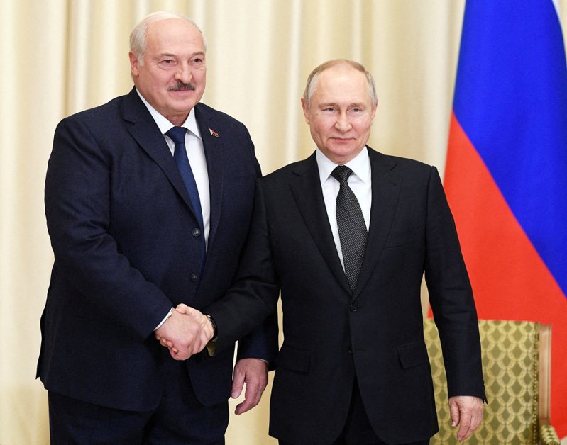 俄罗斯总统普亭25日宣布，已与邻国白俄罗斯达成协议，将在其领土部署战术核武。图为普亭(右)与白俄总统鲁卡申柯今年2月在莫斯科会晤。路透(photo:UDN)