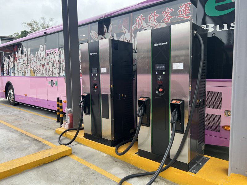 台北市首座快充電動公車充電站及27輛電動公車今天啟用，未來全服務羅斯福路幹線。記者鍾維軒／攝影