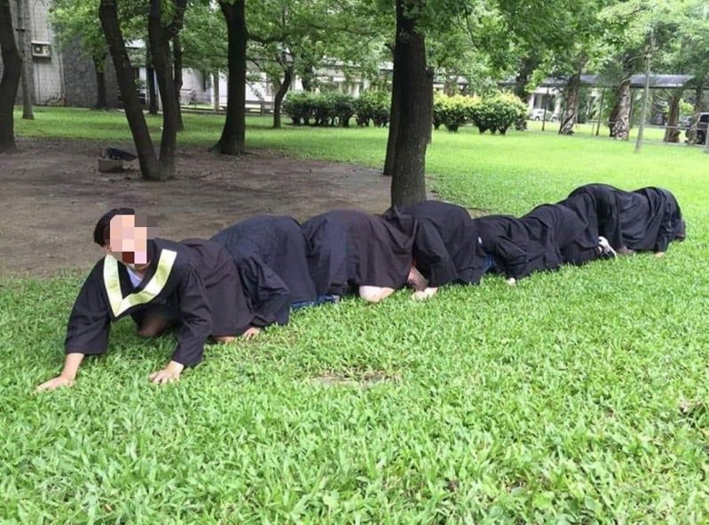 一名網友PO出大學生們的「人形蜈蚣畢業照」，引發網友熱烈討論。圖擷自臉書社團「爆廢公社」