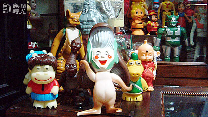 日本玩偶60年代連續劇常仿效日本推出主題玩具，靈芝草人和嘎嘎嗚拉拉的河馬，令人會心一笑。圖／聯合報系資料照（ 2003/10/07　馮復華攝影） 
