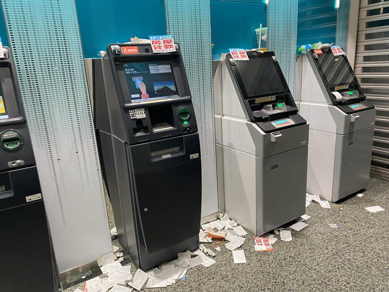 近日，一名女網友到桃園中壢某銀行ATM領錢，卻發現大量的交易明細散落一地。圖擷取自臉書社團《爆廢公社》