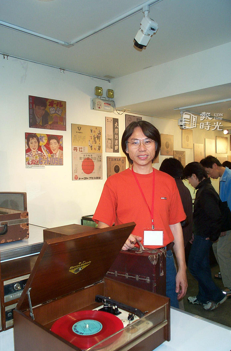 李坤城致力收集台灣音樂發展記錄。圖／聯合報系資料照（2000/10/14　于國華攝影）
