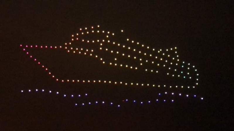無人機也可以排列郵輪外型，在高雄港的夜空中十分亮眼。圖／高市觀光局提供